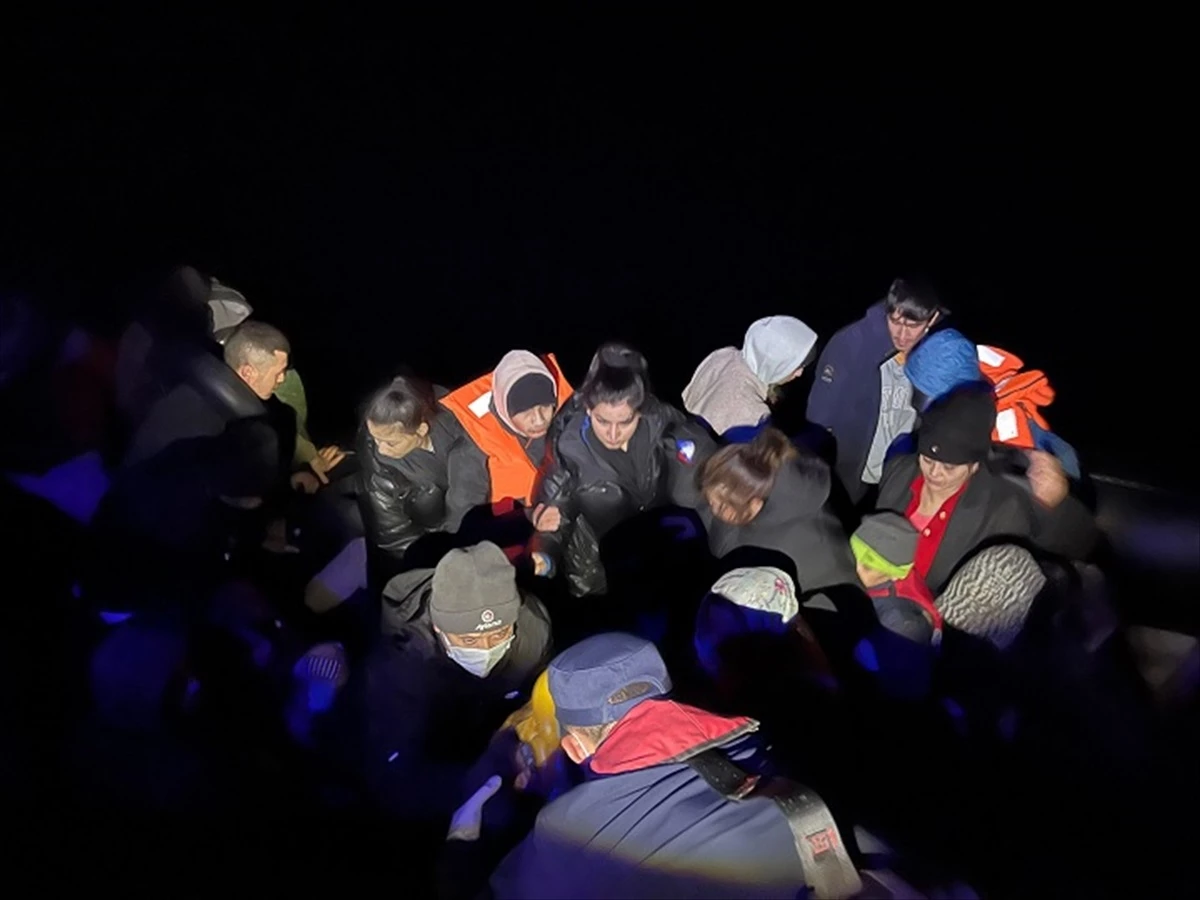 Ege Denizi\'nde 23 düzensiz göçmen kurtarıldı