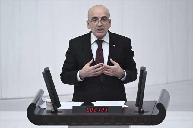 Mehmet Şimşek 'Yurt dışında para aramıyoruz' dedi, muhalefet sıralarının tepkileri bir hayli sert oldu