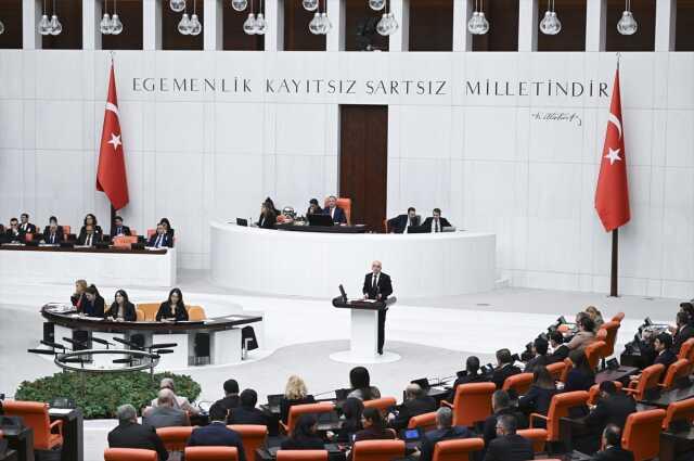 Mehmet Şimşek 'Yurt dışında para aramıyoruz' dedi, muhalefet sıralarının tepkileri bir hayli sert oldu