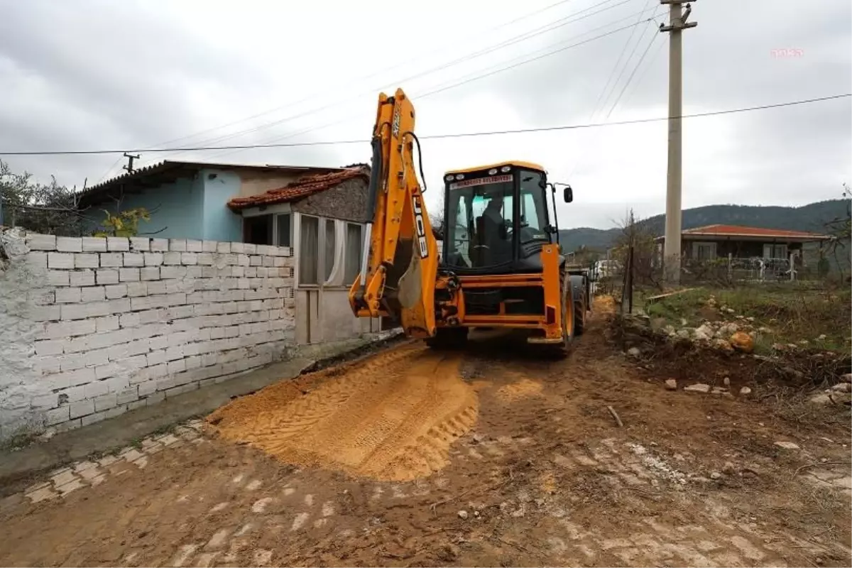 Menderes Belediyesi Kuyucak Mahallesi\'nde kilit parke çalışmalarını sürdürüyor