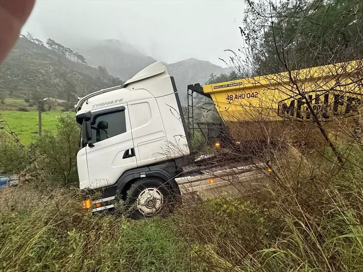 Marmaris\'te tır ve hafif ticari araç çarpıştı: 3 yaralı