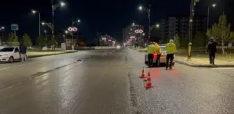 Sivas'ta otobüs durağından karşıya geçmeye çalışan kadına otomobil çarptı