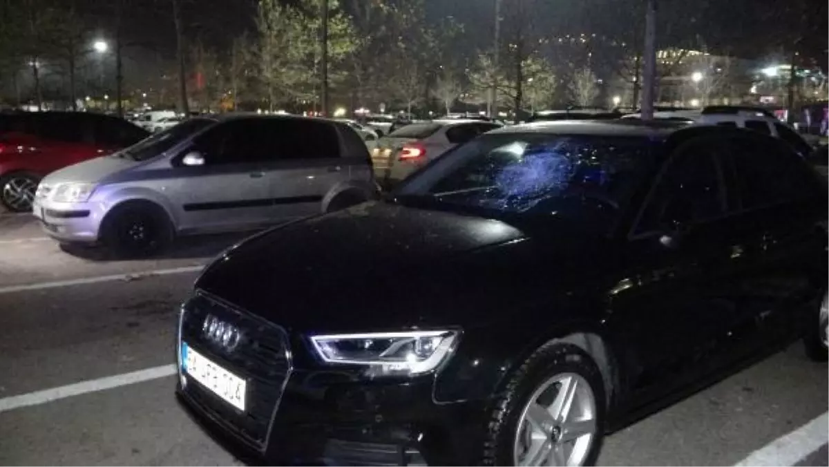 Kocaeli\'de Belediye Otoparkında Araçların Camları Kırıldı