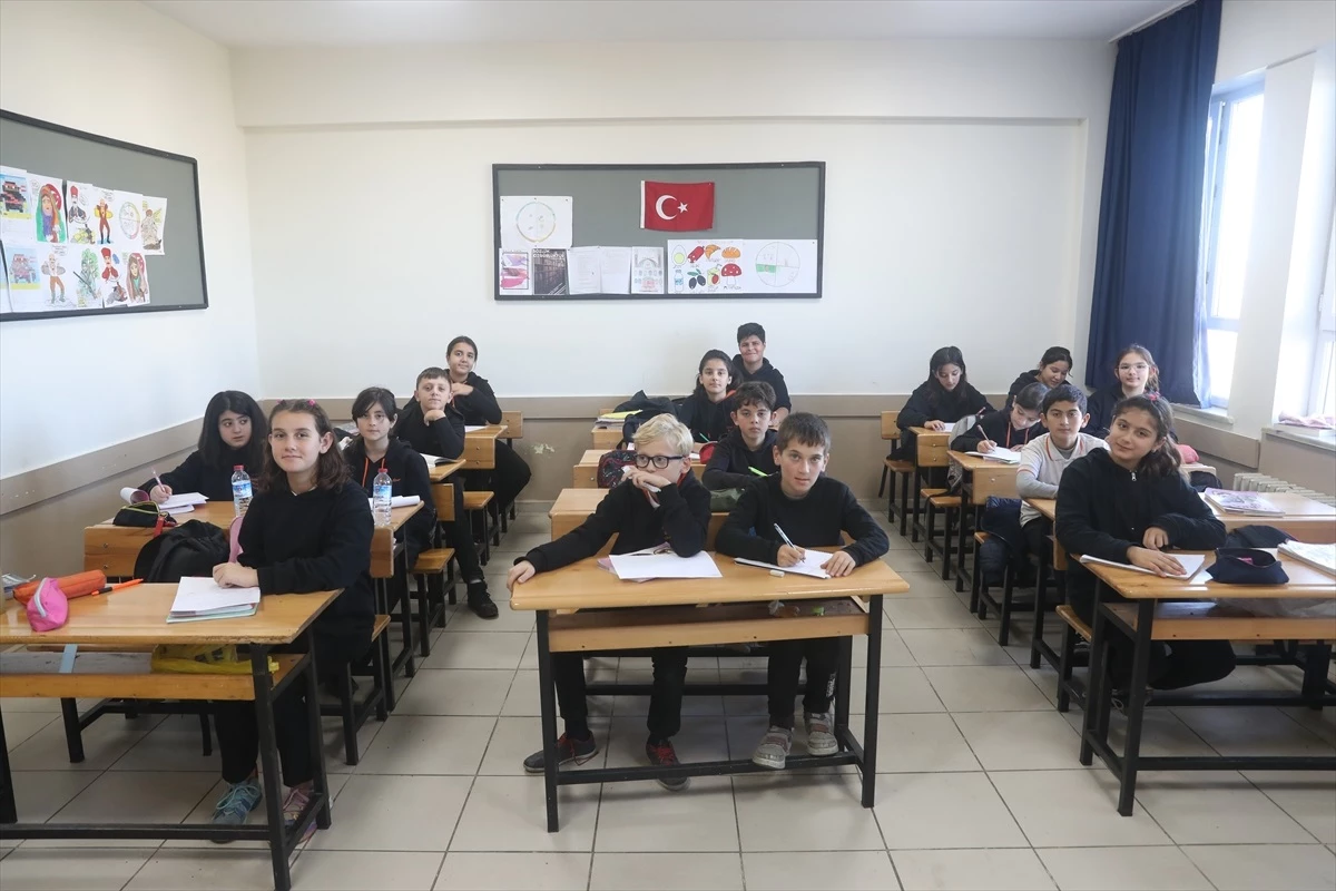 Türk ve yabancı ortaokul öğrencileri İsrail\'in Gazze\'ye saldırılarını protesto etti