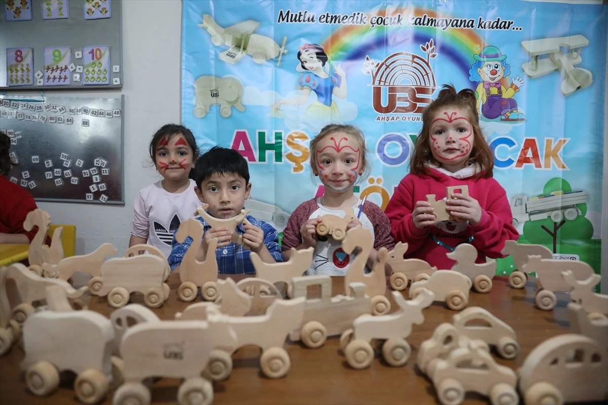 Samsun\'da "köy okulu" öğrencileri boyadıkları ahşap oyuncakların sahibi oldu