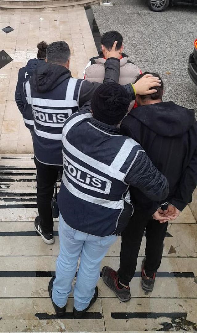 Sosyal medyada erkekleri kadın profili ile ekleyip tuzağa düşüren 3 kişi tutuklandı Sosyal medyada erkekleri kadın profili ile ekleyip tuzağa düşüren 3 kişi tutuklandı
