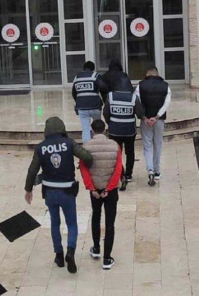Sosyal medyada erkekleri kadın profili ile ekleyip tuzağa düşüren 3 kişi tutuklandı Sosyal medyada erkekleri kadın profili ile ekleyip tuzağa düşüren 3 kişi tutuklandı
