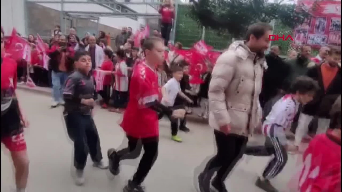 Samsunspor Eski Futbolcuları İlkokul Öğrencileriyle Sokak Futbolu Oynadı