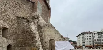 Çifte Minareli Medrese'ye sprey boya ile yazılar yazıldı