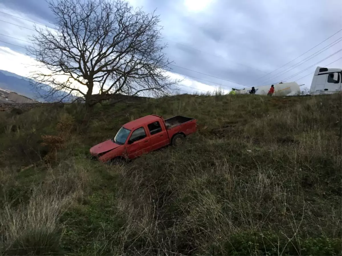 Kamyonet uçurumdan uçtu, sürücü kurtarıldı