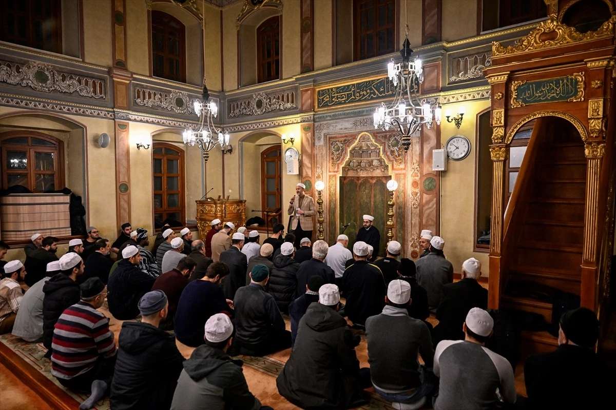 Üsküdar Aziz Mahmud Hüdayi Camisi\'nde Kur\'an-ı Kerim Ziyafeti ve Gazze\'ye Dua Programı