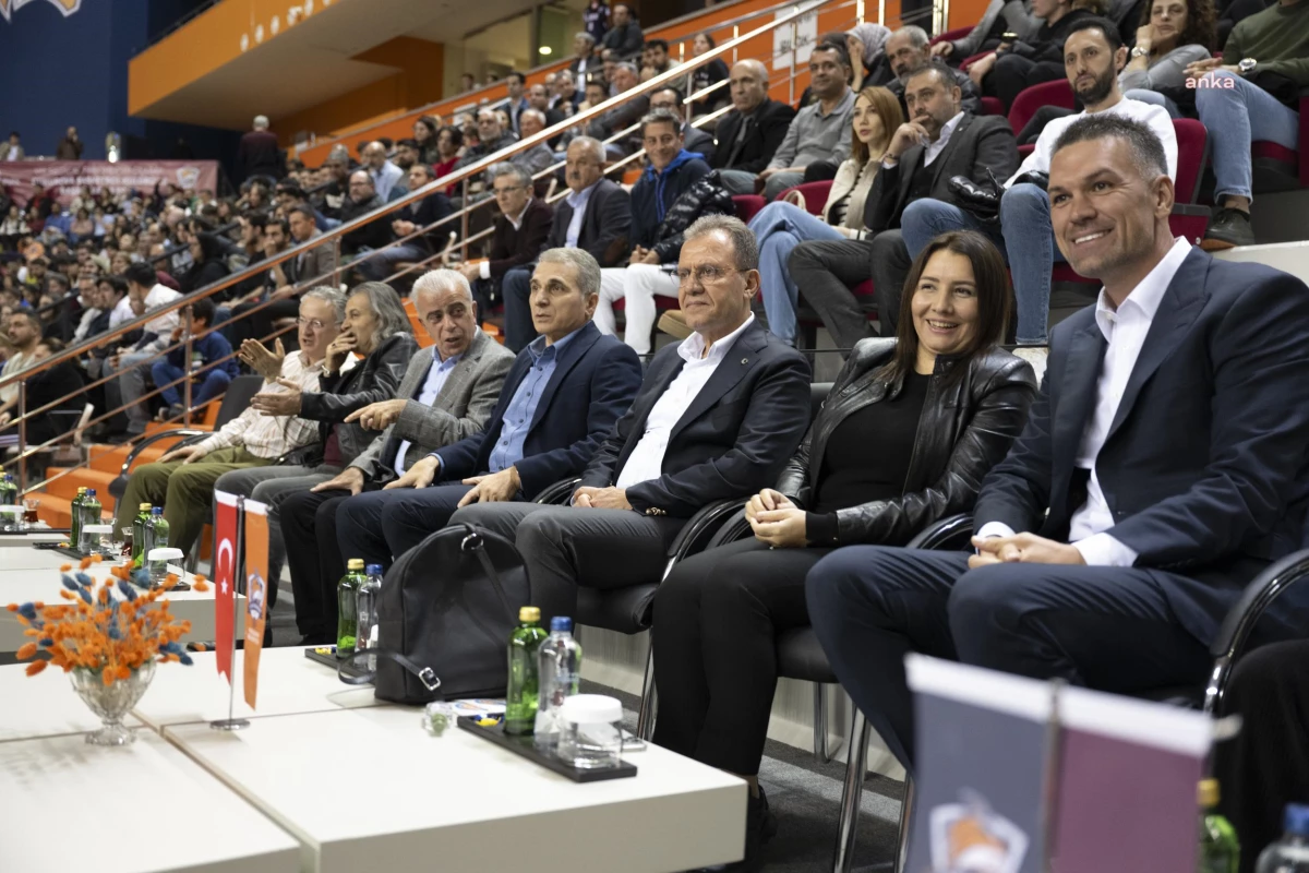 Mersin Büyükşehir Belediye Başkanı Vahap Seçer, Mersin Çukurova Basketbol Kulübü\'nün maçını izledi