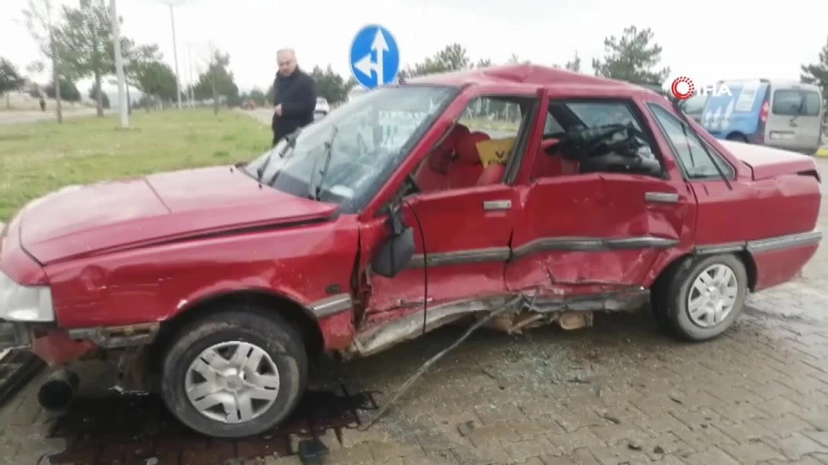 16 yaşındaki ehliyetsiz sürücü kaza yaptı: 2 yaralı
