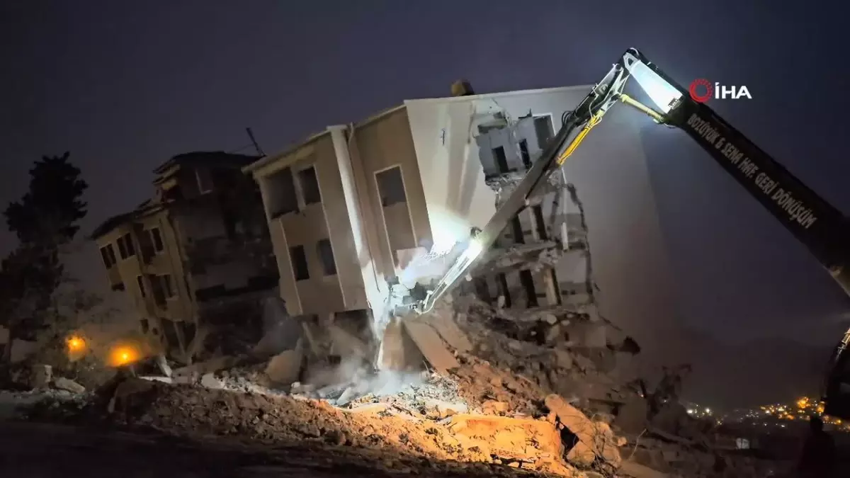 5 katlı okul, iş makinasının dokunuşuyla yerle bir oldu