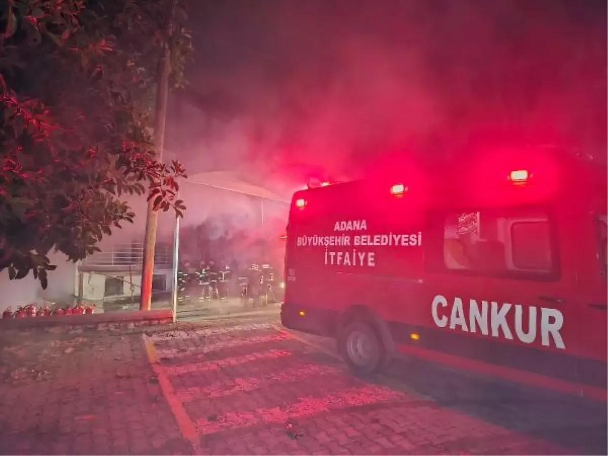 Adana'da Eski Hastane Binasında Yangın Çıktı
