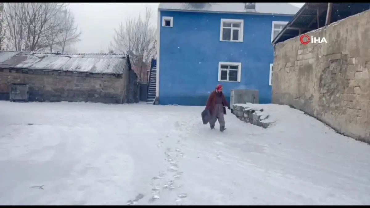 Ağrı'da kar yağışı etkisini sürdürüyor