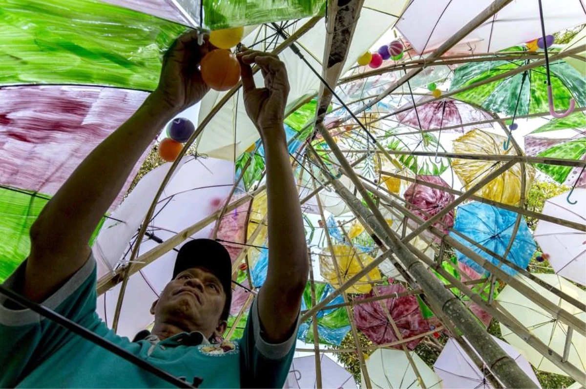 Endonezya\'da Noel için özel şemsiye ağaçları süslendi