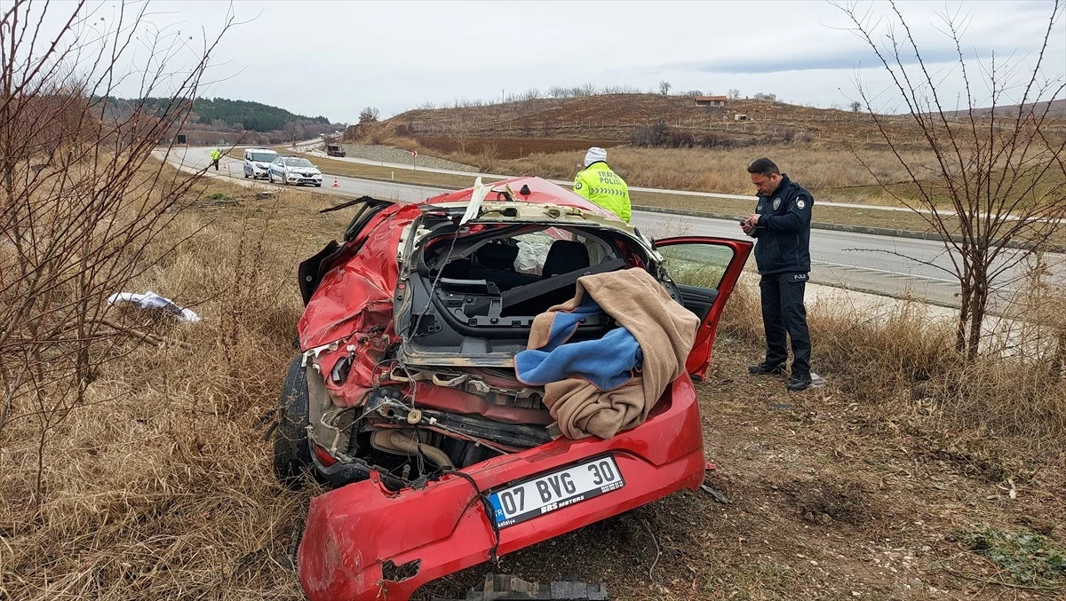 Amasya\'da otomobil şarampole devrildi, 2 kişi yaralandı