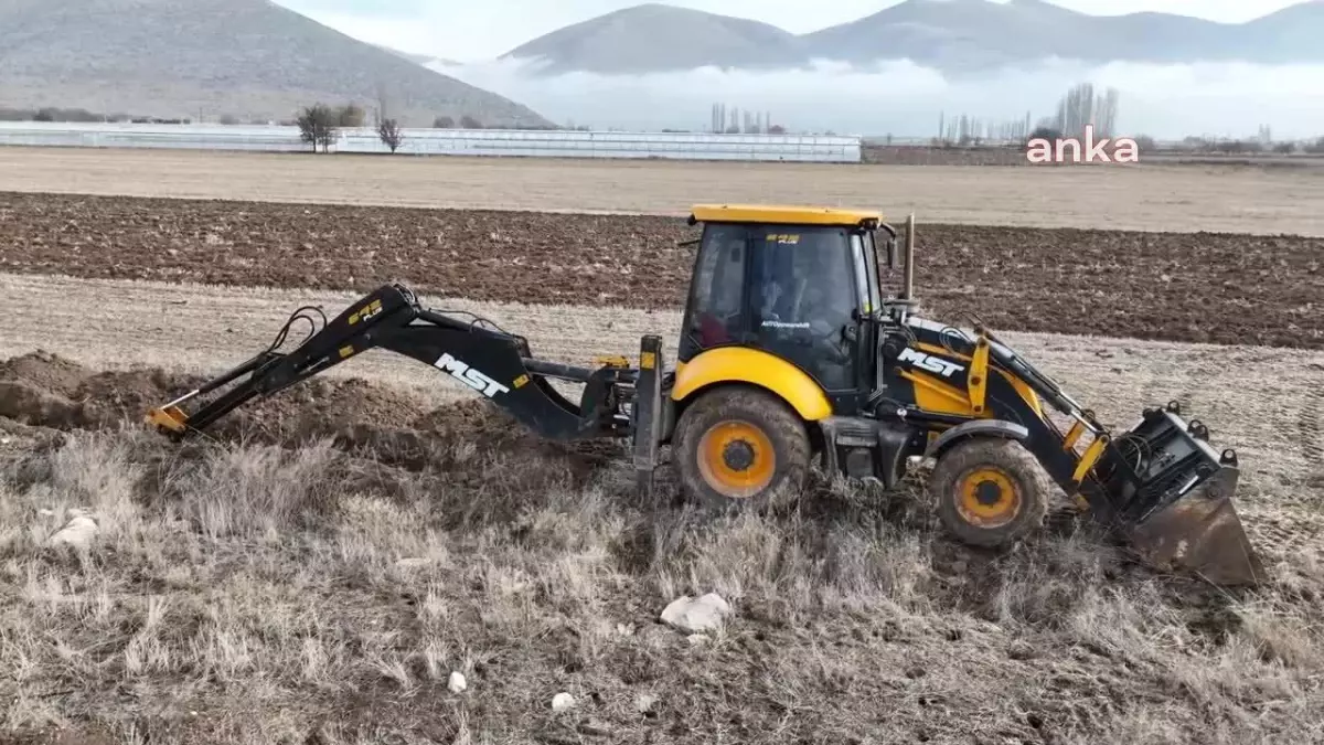Antalya Büyükşehir Belediyesi, Çobanisa Mahallesi\'nde tarımsal sulama hattı yapıyor