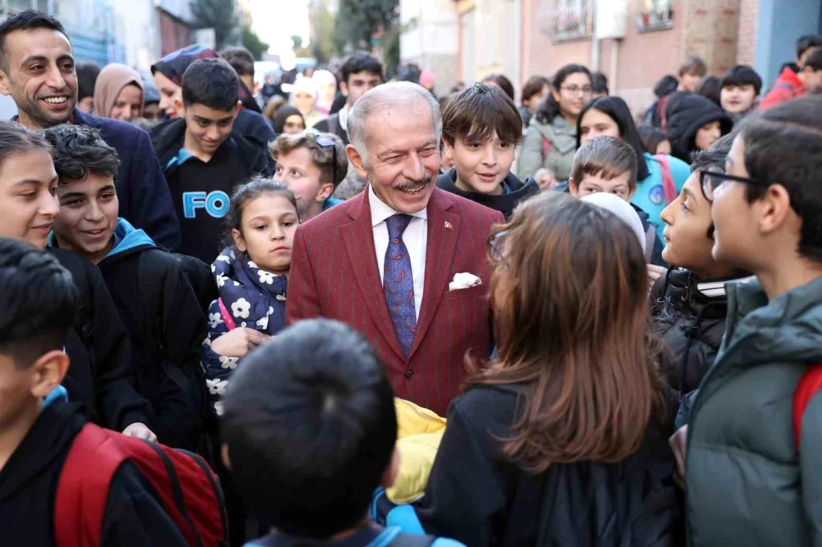 Bayrampaşa Belediye Başkanı Atila Aydıner, Okullara Yatırım Yapıyor