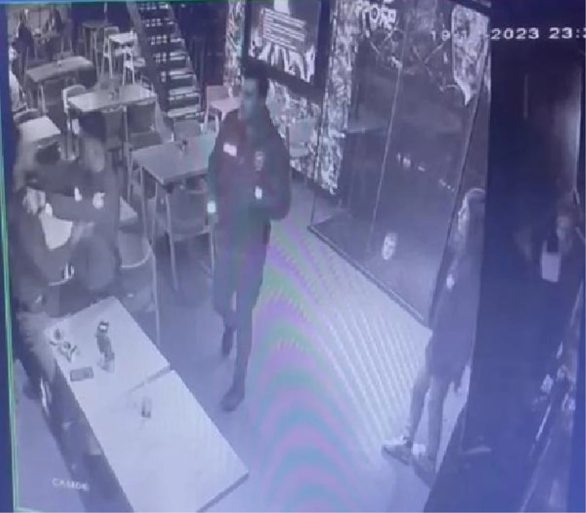 Bayrampaşa\'da polis ve bekçilerle kafe arasında kavga çıktı
