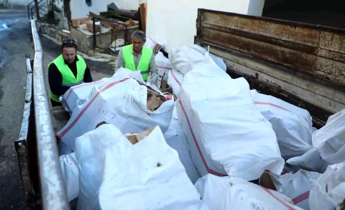 Bodrum Belediyesi İhtiyaç Sahibi Vatandaşlara Yakacak Desteği Sağlıyor