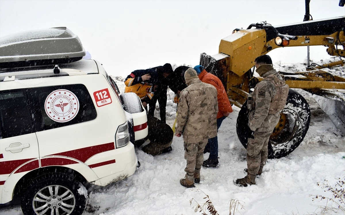Bitlis\'te kar ve tipi nedeniyle mahsur kalanlar kurtarıldı