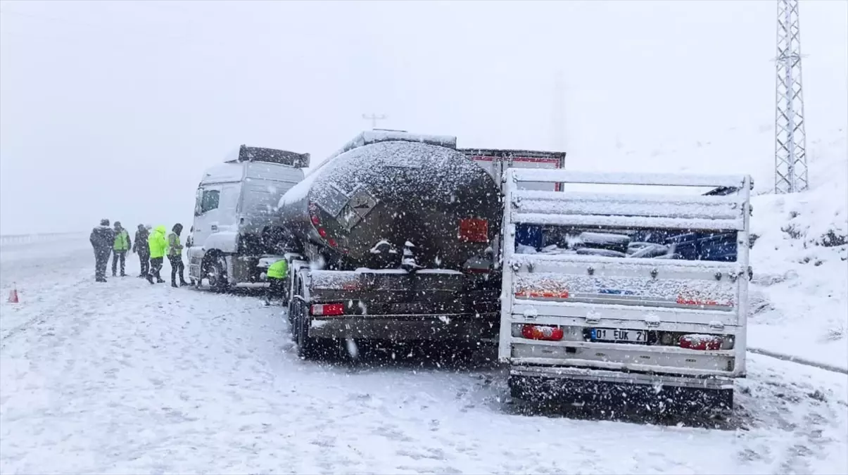 Bitlis\'te Zincirleme Trafik Kazasında 1 Kişi Hayatını Kaybetti