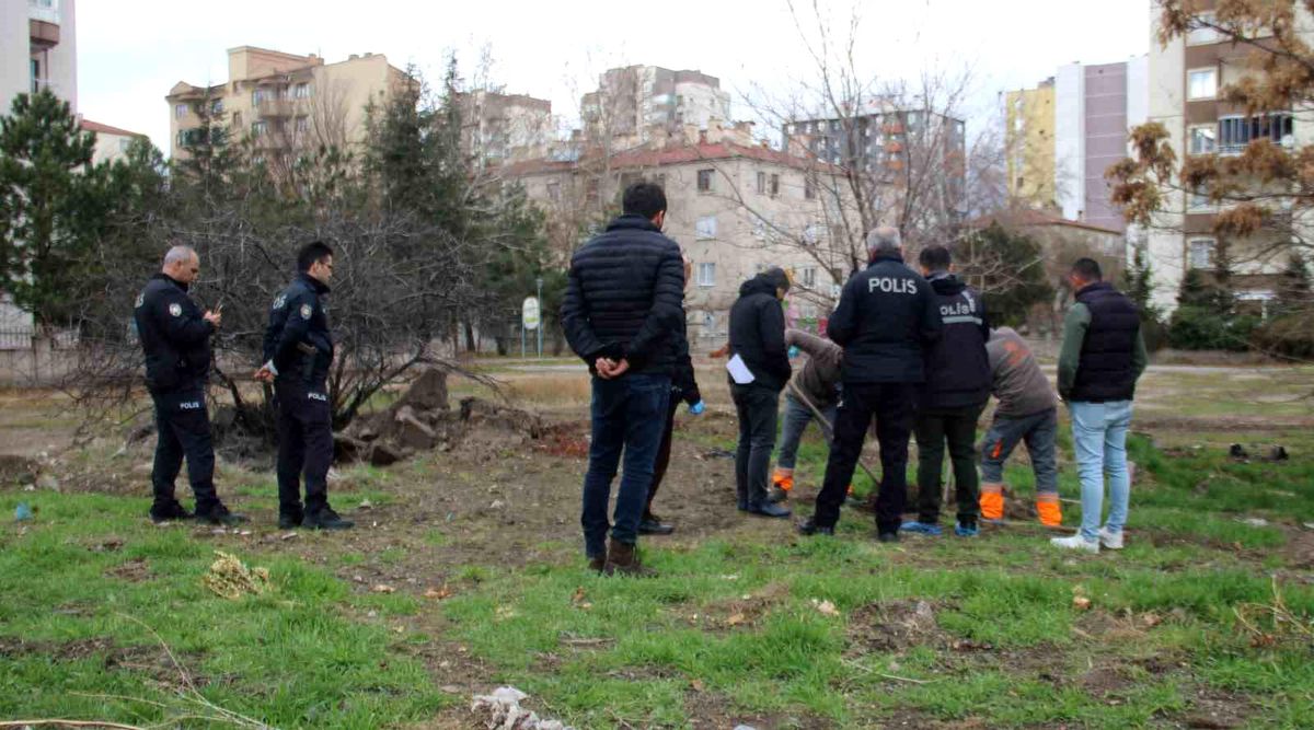 Kayseri\'de boş mezarda dua eden kişi ihbarı