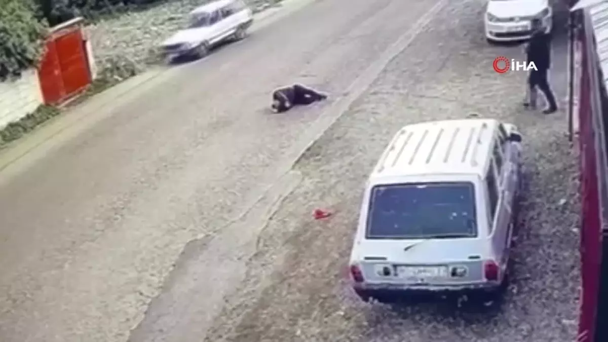 Çarpışmanın etkisiyle motosiklet sürücüsü ve yaya havaya uçtu, o anlar kamerada