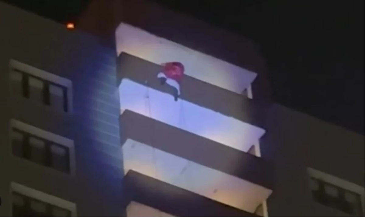 Evlere balkonlardan girerek çocuklara hediye vermeye çalışan Noel Baba, 24. kattan düşerek öldü