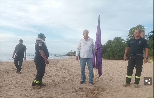 Çift, kızlarının doğum günü için plajda çekim yaparken tesadüfen köpek balığının yaşlı adamı öldürdüğü anları kaydetti