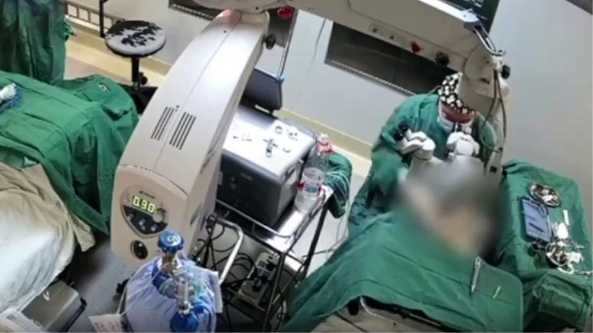 Çin\'de doktorun ameliyat sırasında hastaya yumruk attığı anlar ortaya çıktı
