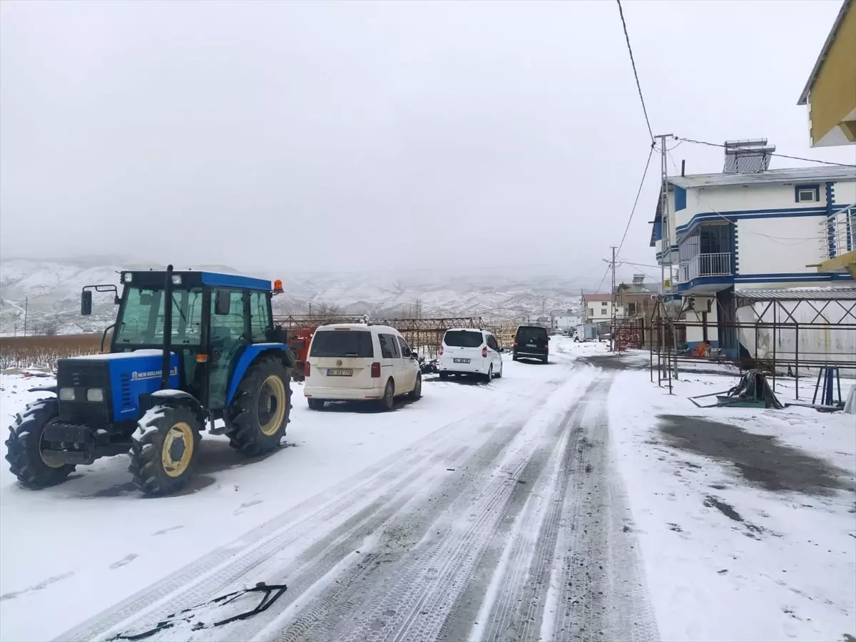 Doğanşehir\'de Sağanak Yağış Kar Yağışına Dönüştü