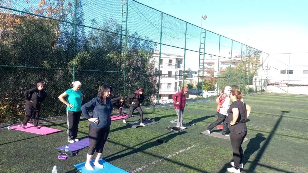 Antalya\'da Ev Hanımları Sabah Sporuyla Güne Başlıyor