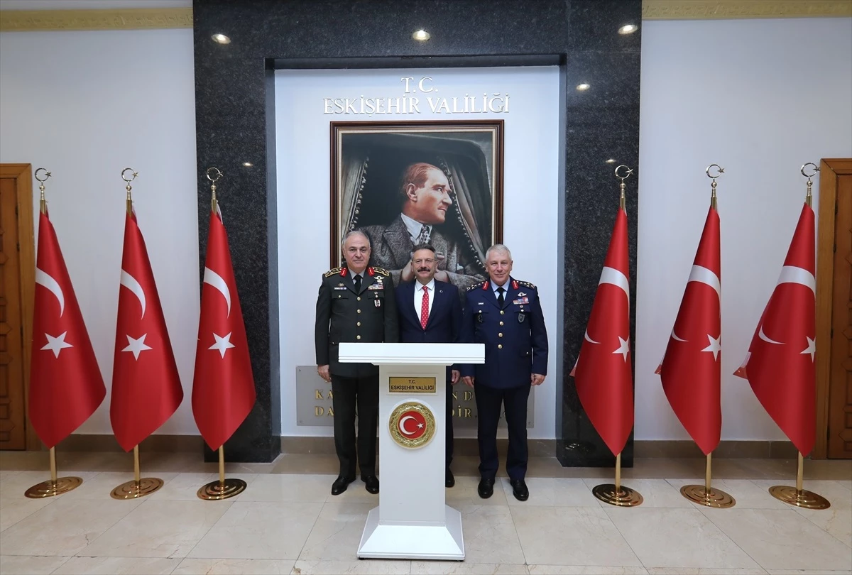 Genelkurmay Başkanı Orgeneral Metin Gürak, Eskişehir Valisi Hüseyin Aksoy\'u ziyaret etti
