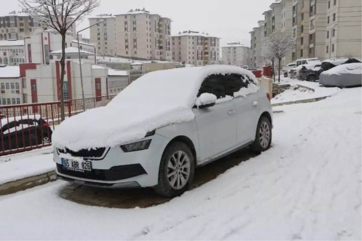 Hakkari\'de Kar Yağışı: 22 Yerleşim Yerine Ulaşım Sağlanamıyor