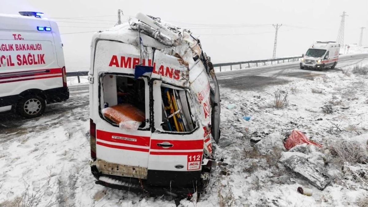 Hakkari\'de ambulans devrildi: 3 sağlık personeli yaralandı