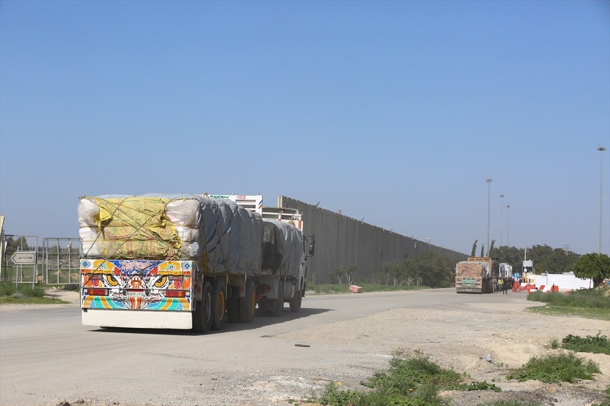 İsrail, Gazze\'ye yardımların dağıtılamamasını yardım kuruluşlarına bağladı