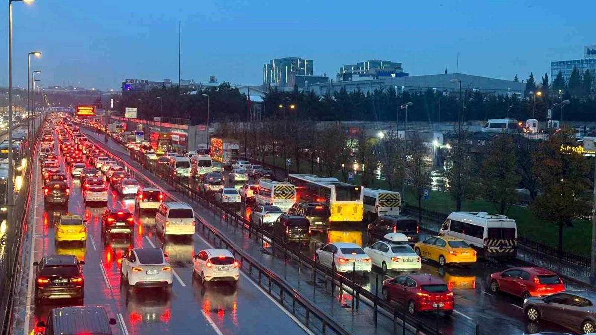 İstanbul\'da yoğun trafik yaşanıyor