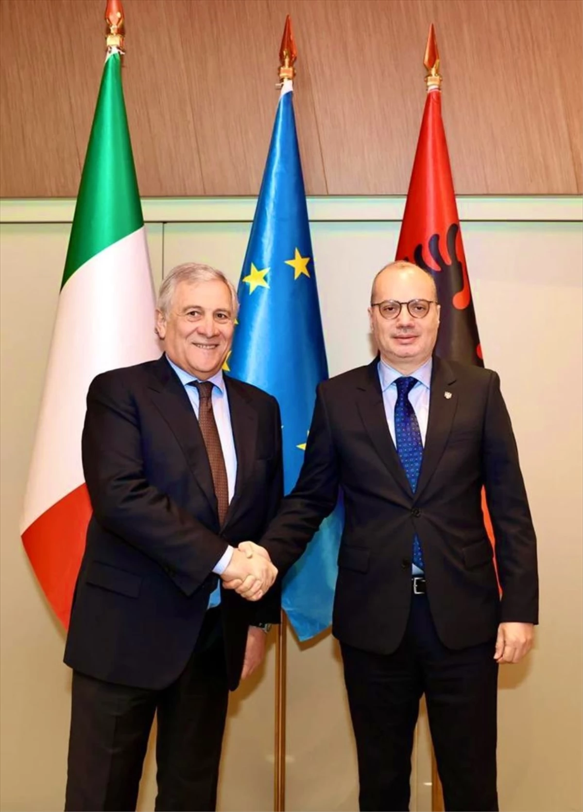 İtalya ve Arnavutluk Arasında Göçmen Merkezi Anlaşması Tartışması