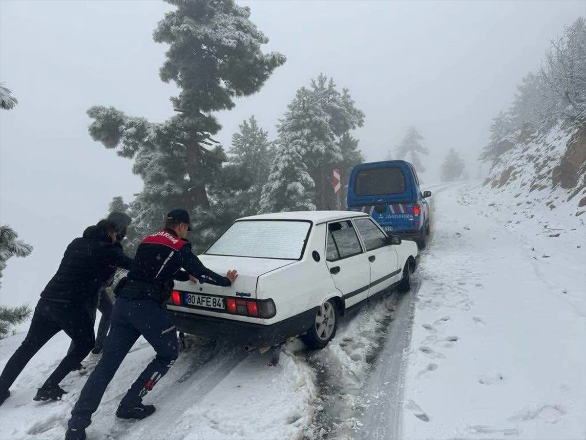 Kahramanmaraş\'ta yoğun kar yağışında mahsur kalan öğretmenler kurtarıldı