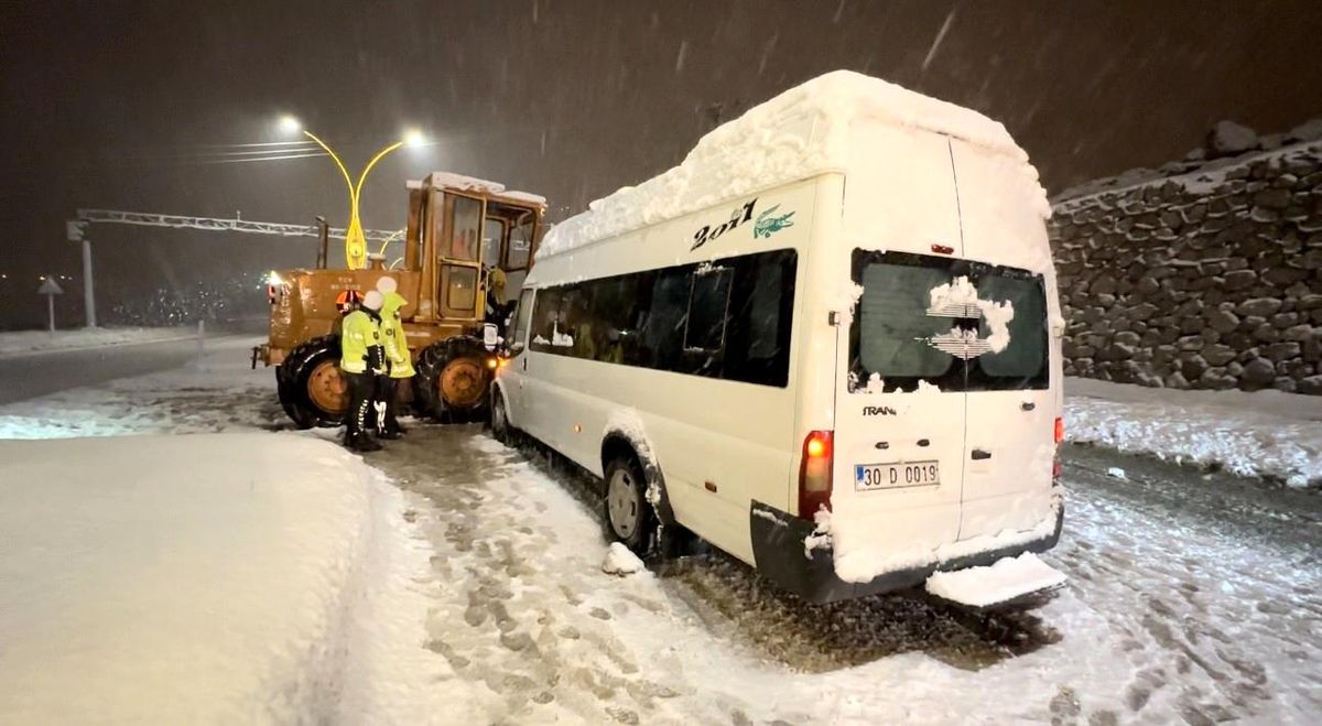 Hakkari\'de Minibüs Greydere Çarptı
