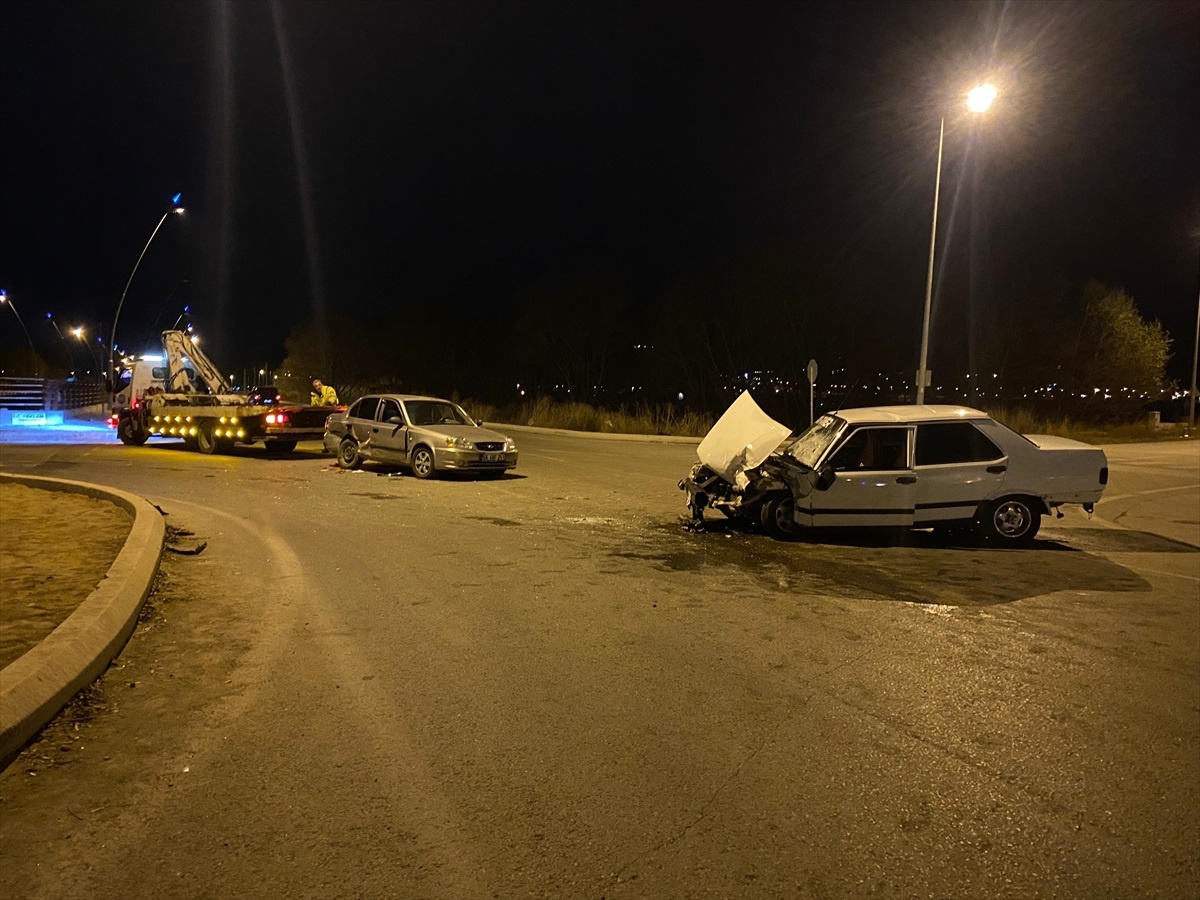 Kayseri\'de Otomobil Çarpışması: 5 Kişi Yaralandı
