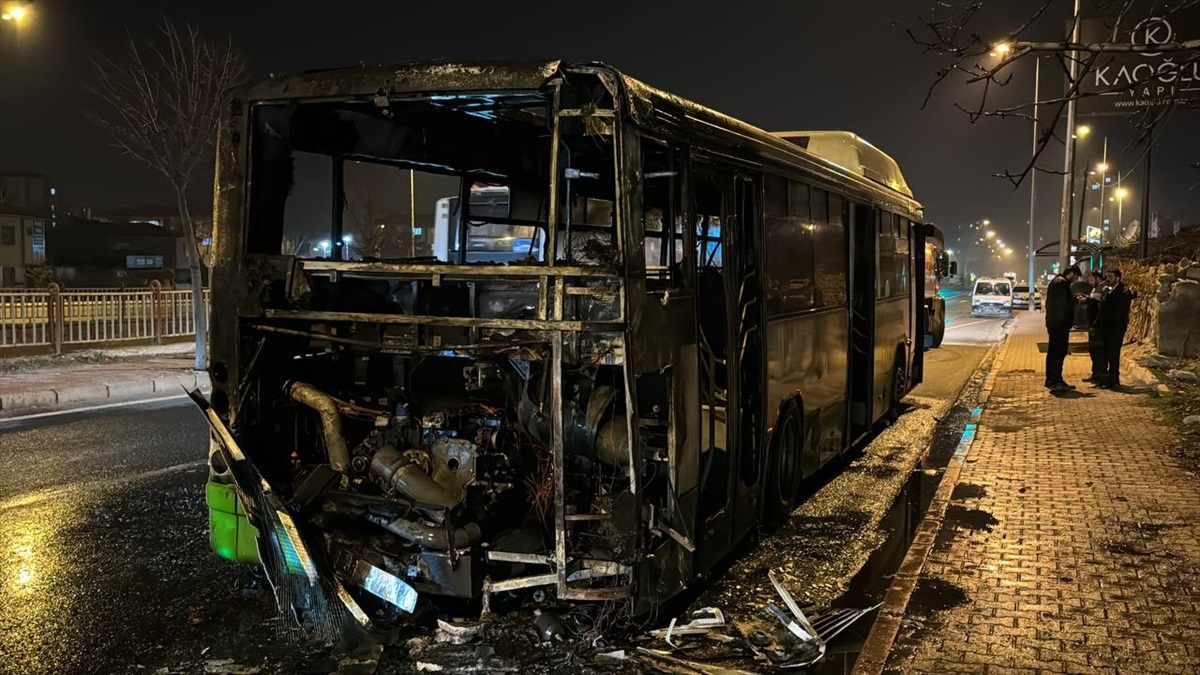 Kayseri\'de seyir halindeyken alev alan özel halk otobüsündeki yangın söndürüldü