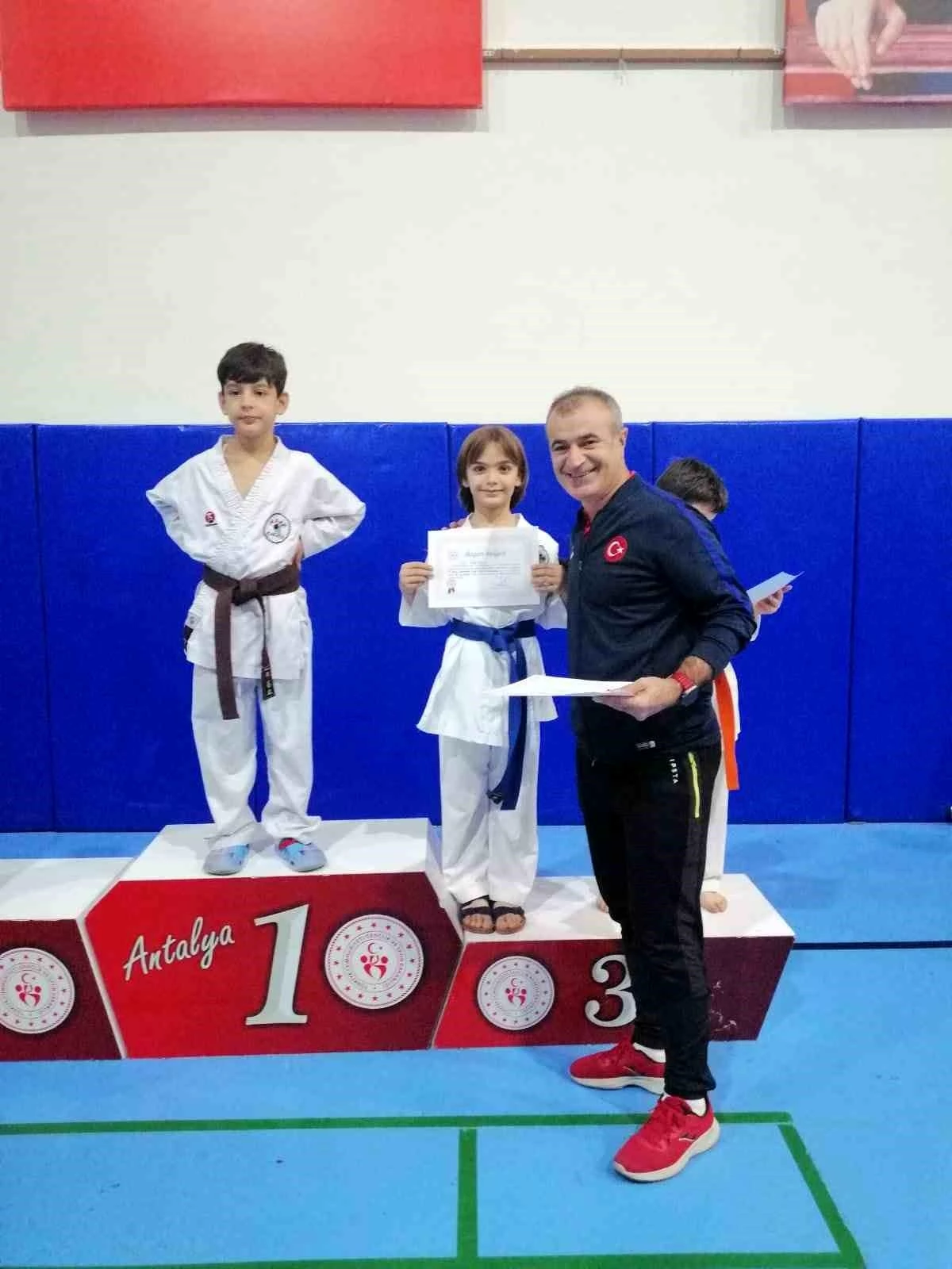 Kemer Belediyesi Karate Takımı 14 madalya kazandı