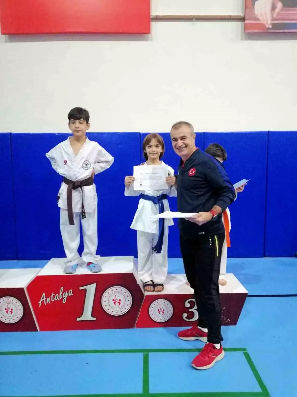 Kemer Belediyesi Karate Takımı 14 madalya kazandı