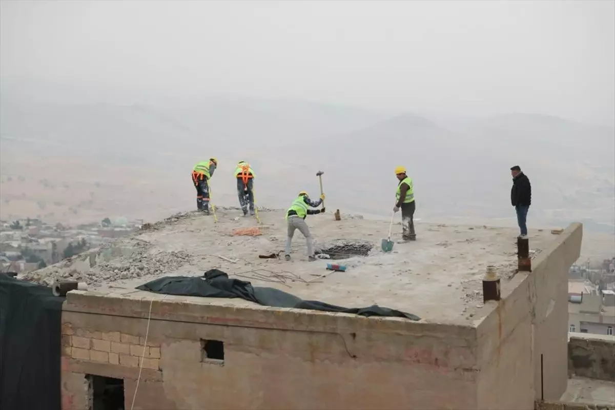 Mardin\'de tarihi yapıların yıkımı sürüyor