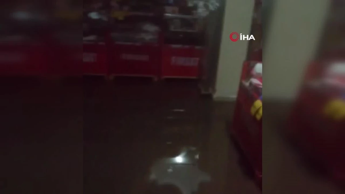 Mardin\'de yağış nedeniyle marketleri su bastı