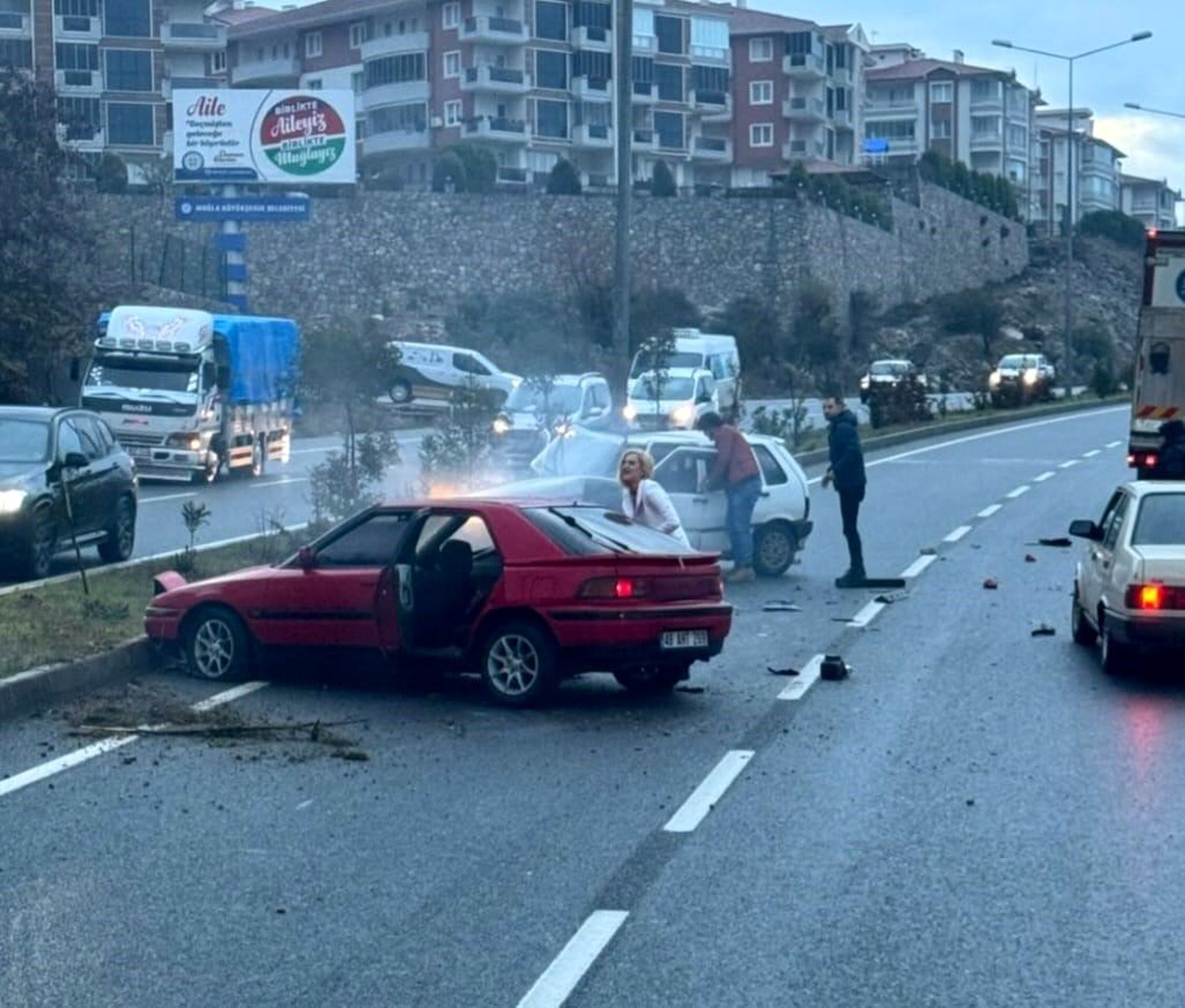 Muğla-Aydın karayolunda zincirleme trafik kazası: 2 yaralı